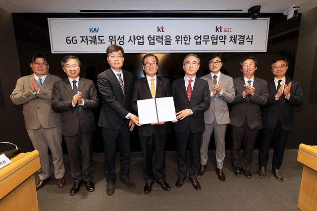 서영수(앞줄 왼쪽부터) KT SAT 사장, 강구영 KAI 사장, 김영섭 KT 사장이 지난달 31일 KT 광화문 사옥에서 '통신위성 시스템 개발 및 6G 저궤도 위성 사업 협력'을 위한 상호협력 MOU'를 체결하고 기념촬영을 하고 있다. KAI 제공